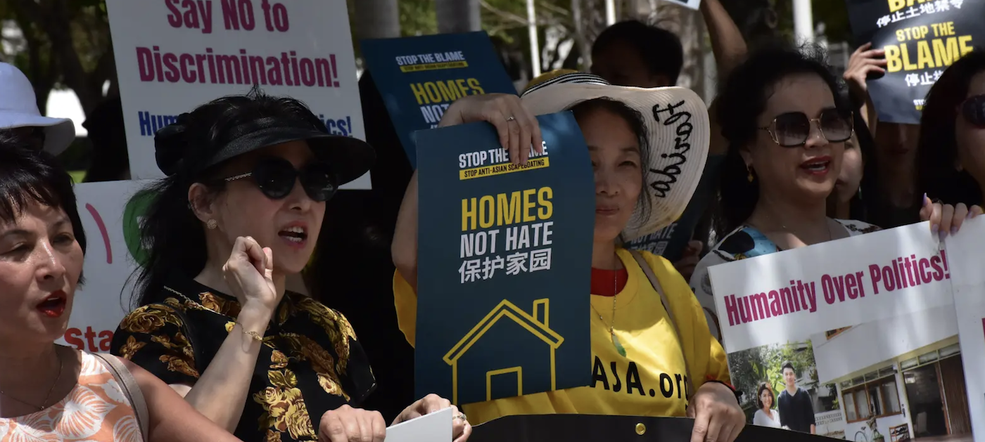 Land ban protest image of people in Florida